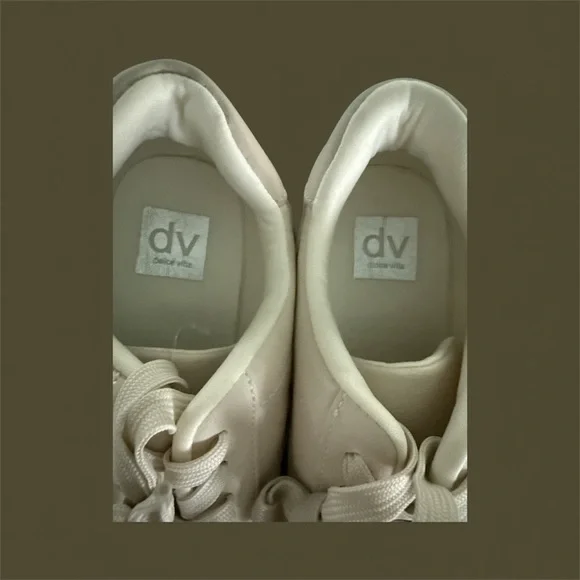 Dolce Vita Stylish Cream Sneakers - Picture 5 of 8